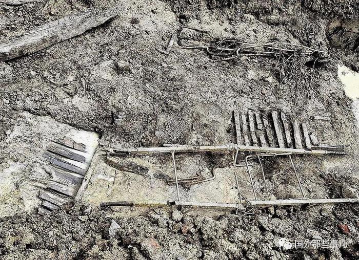 工人施工 在村庄地底下发现一战时期尸骨