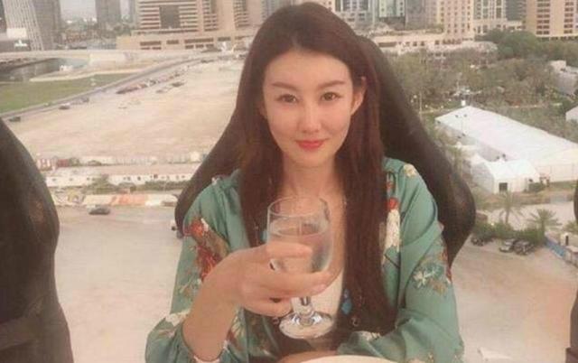 王宝强要结婚了？对象疑是白富美女友冯清，曾被曝夜会4个小鲜肉