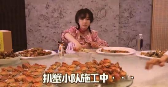妹子打卡张亮海鲜店，1人吃1800只“大闸蟹”，结账时成了哑巴