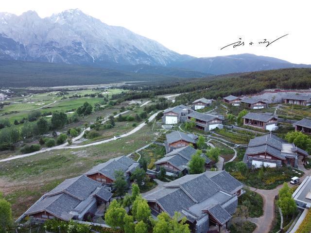 云南丽江“最美”酒店，就在玉龙雪山脚下，坐在房间里就能看雪山