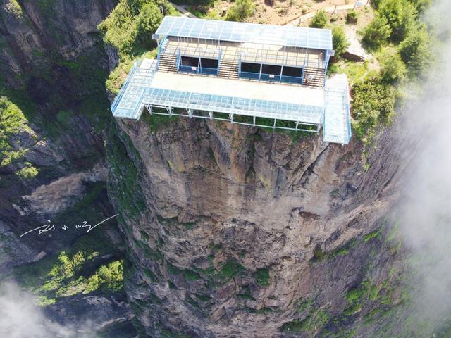 云南昭通大山包景区的网红景点，建在2500米悬崖上，游客都来打卡