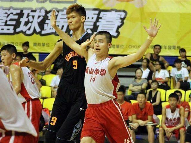 中国男篮后继有人！17岁小将身高2米22，直言：目标赶超姚明