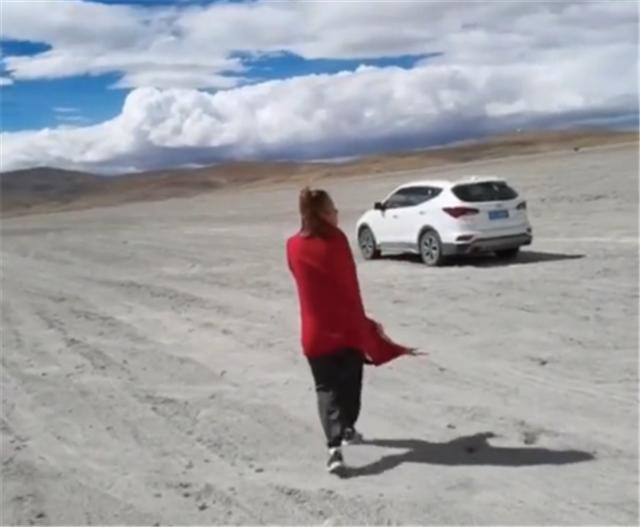 西藏某湖泊偶遇一台现代ix25，行李在车内，但附近空无一人