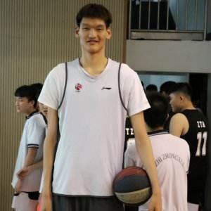 中国男篮后继有人！17岁小将身高2米22，直言：目标赶超姚明