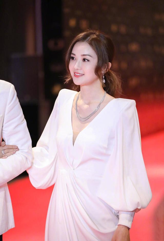 阿Sa蔡卓妍终于高调，穿白色深V领连衣裙扎马尾亮相，又美又优雅