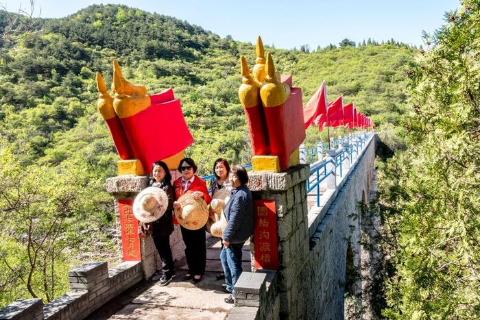 大寨团结沟上两用“桥”：下面输水上面行人，边疆参观团参加建设