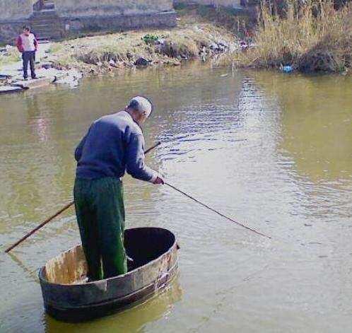 农村老汉做“婴儿床”下河钓鱼, 上岸后鱼的数量让人佩服