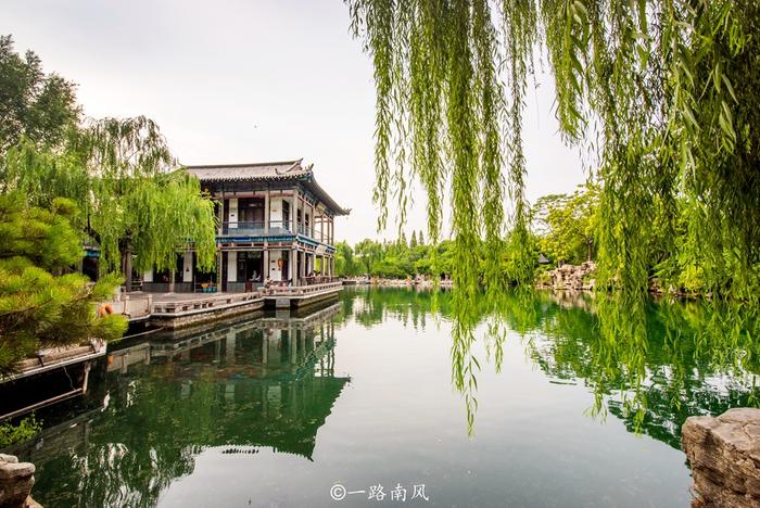 济南有一个免费的景区，古人每逢大旱就来求雨，天空果然下起了雨