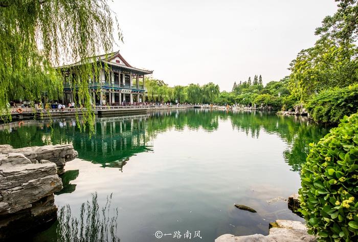 济南有一个免费的景区，古人每逢大旱就来求雨，天空果然下起了雨