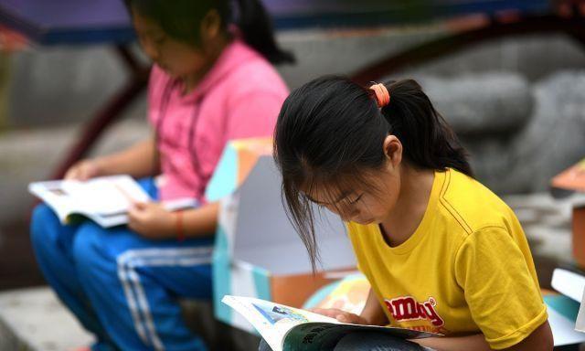 重庆：百名乡村儿童收到“阅光宝盒”大礼包，小朋友们开心阅读！