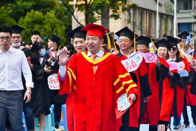 云南师范大学商学院举行2020届毕业生毕业典礼