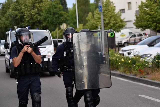 法国爆发了内战吗？法国第戎街头混战，警察压不住，只能出动军队