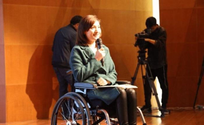 她本快成湖南主持“一姐”，却遇疾病下身瘫痪，如今只能轮椅相伴