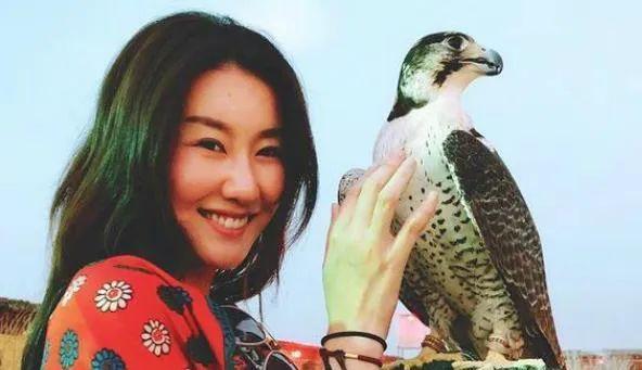 王宝强二婚在即？现任女友开其豪车现身，婚讯被马蓉闺蜜证实？