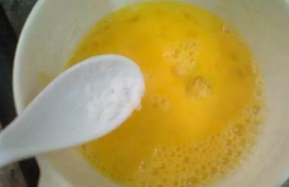 蒸鸡蛋羹时，别直接放水就蒸，送你三个小妙招，鸡蛋嫩滑像布丁