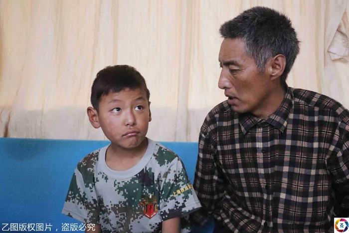 从日喀则到上海，藏区父亲跨越半个中国携子求医，随身行囊好心酸