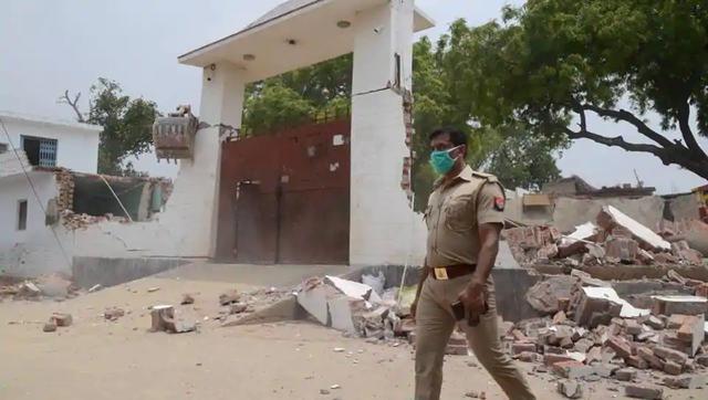 印度黑老大伏击警察致8死，藏身处被拆，其母气愤：这可是祖宅