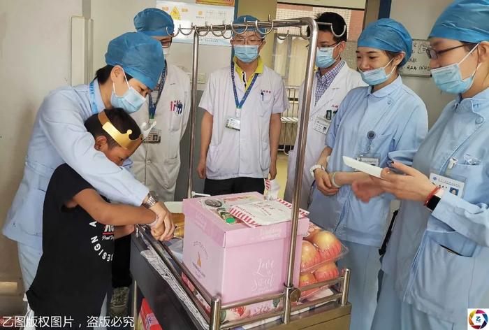 从日喀则到上海，藏区父亲跨越半个中国携子求医，随身行囊好心酸