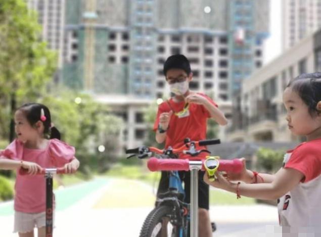 杨威带孩子骑车，杨阳洋戴墨镜耍酷，被气场十足的妹妹抢镜