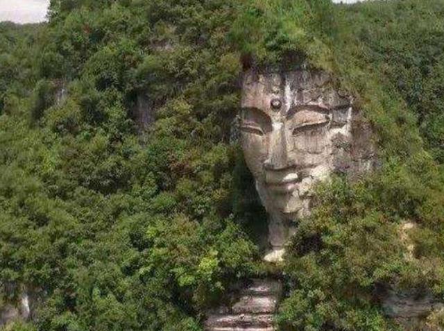 最奇趣的佛像，与大山一体只露出一个头，曾被当成山神