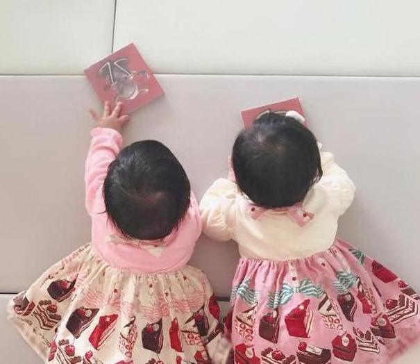 谢娜晒与双胞胎女儿互动日常，母女扎麻花辫同框被错认成姐妹花