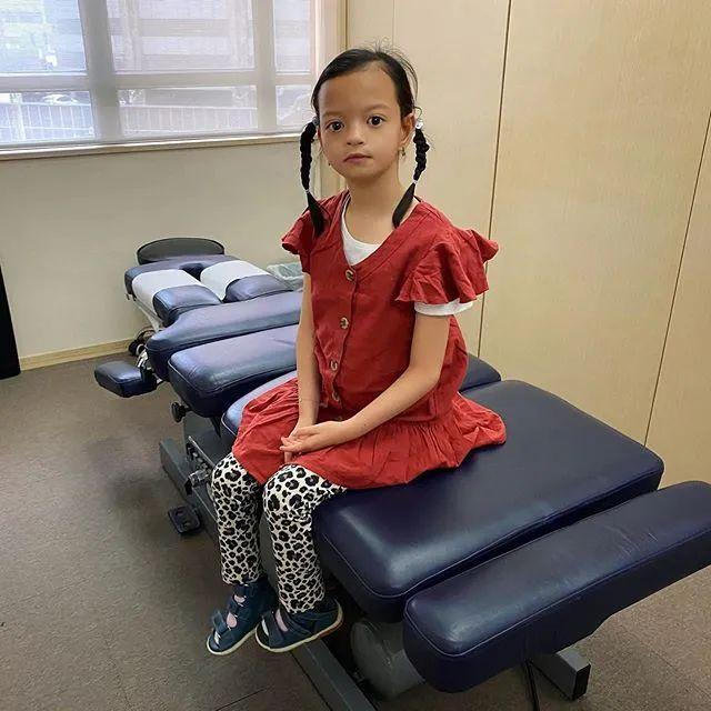 钟丽淇再遭打击，9岁女儿旧病未愈又添新伤，脊柱侧弯要戴支撑架
