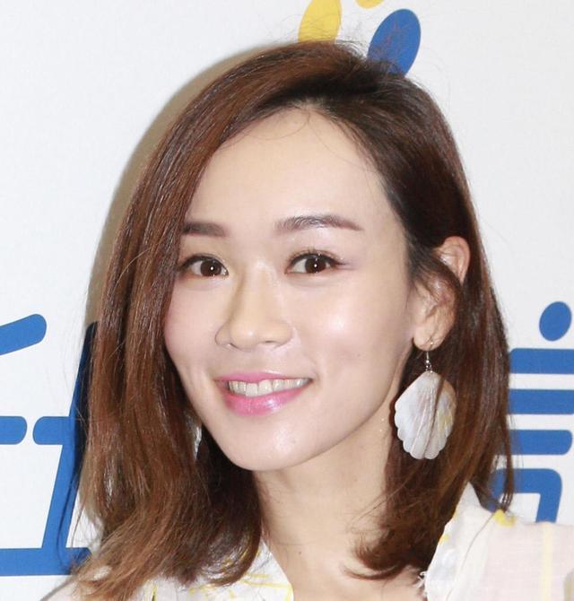 “杨思琦”带女儿出席活动，穿长款印花衬衫配牛仔裤，少女感爆棚