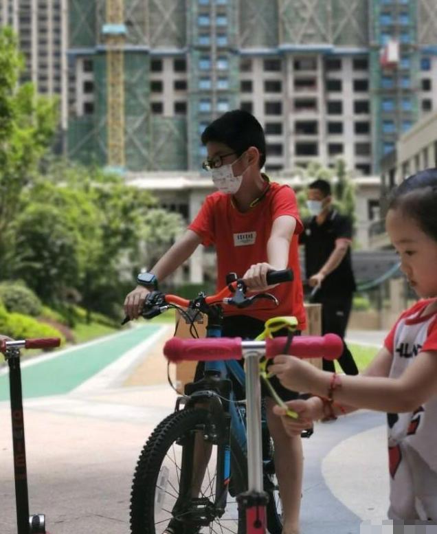 杨威带孩子骑车，杨阳洋戴墨镜耍酷，被气场十足的妹妹抢镜