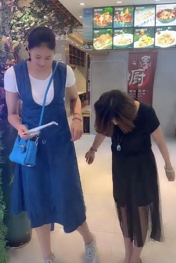中国女排，颜妮身穿蓝色连衣裙，嫣然一笑，尽显温柔可人