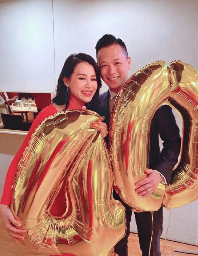 胡杏儿夫妇深夜秀恩爱，两人吃路边摊，相恋5年越来越有夫妻相