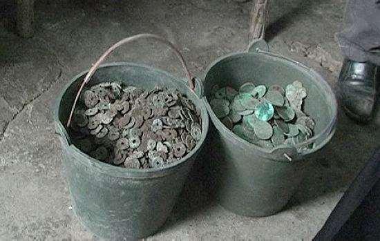 村民老宅院挖出两大桶“古钱币”, 引大量村民前来“捡宝”!