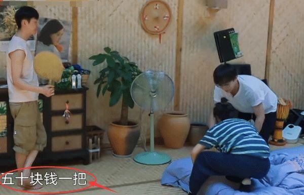 彭彭找子枫下棋50块一把，妹妹不肯，谁注意何炅说啥？实力护女