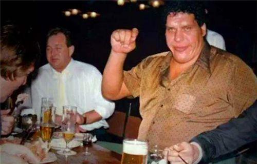 法国酒量奇人安德烈：一口气喝156罐啤酒，15年打遍摔跤界无敌手