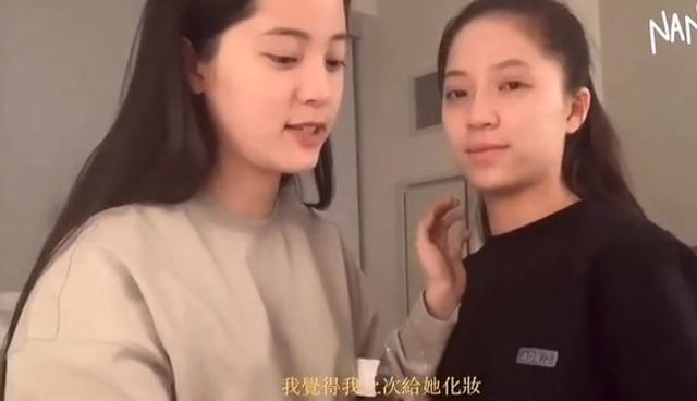 欧阳娜娜给姐姐化妆，当两人同时侧脸