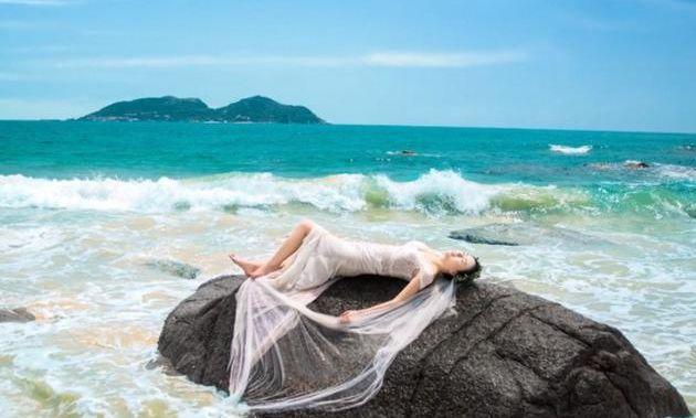 小夫妻在海边拍拍出精美婚纱照，网友看后表示：新娘舒服的睡着了