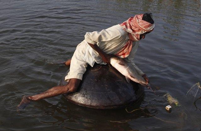 巴基斯坦人能漂浮在水面上抓鱼，只因一个神奇容器