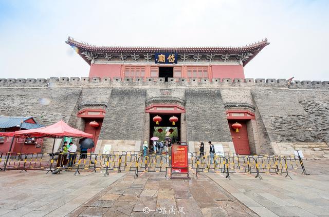山东最受游客欢迎的古建筑群，位于三线城市泰安，和北京故宫齐名