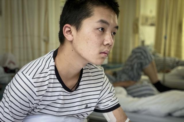 男孩被医院判了“死刑”后父亲手做好棺材，昏迷20余天奇迹出现了