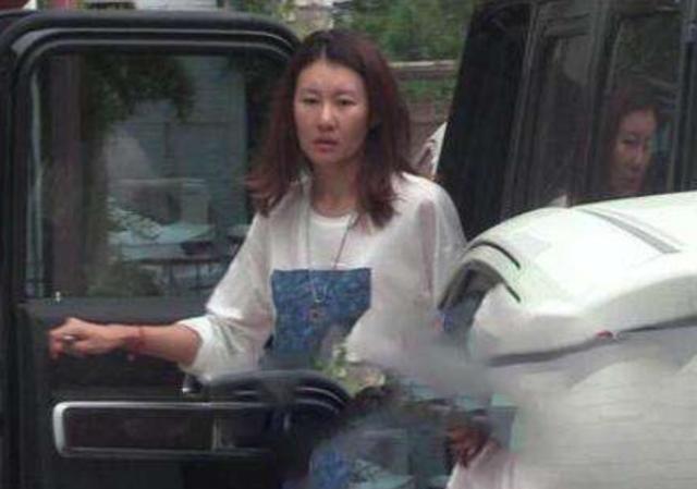 王宝强女友近照曝光，开245万豪车满身奢侈品，面部浮肿素颜真实