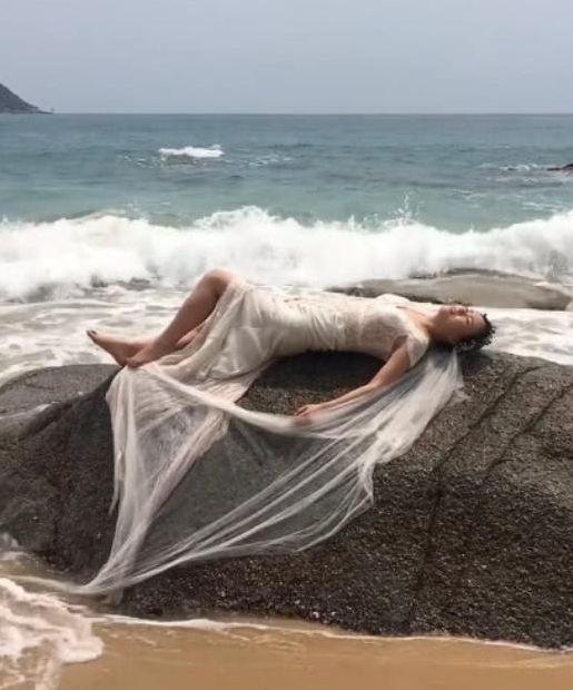 小夫妻在海边拍拍出精美婚纱照，网友看后表示：新娘舒服的睡着了