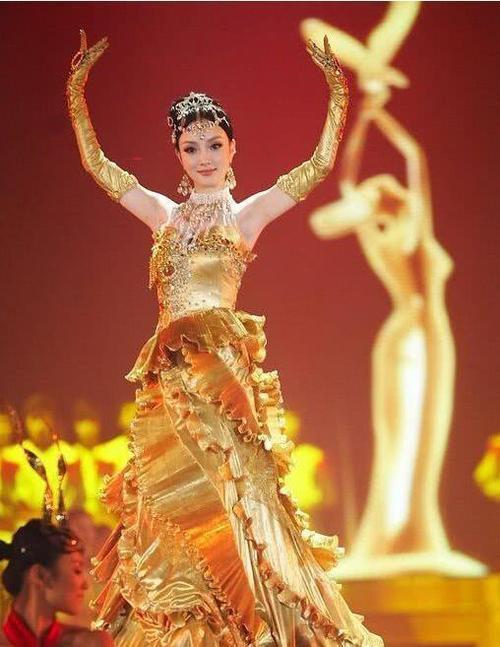 金鹰女神那么多，刘亦菲李小璐都穿了金色，只有她与众不容