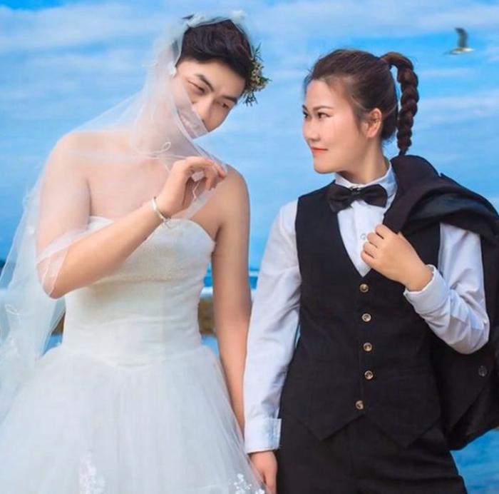 新郎穿着婚纱和新娘在海边拍照，简直辣眼睛，结果修图照让人看呆