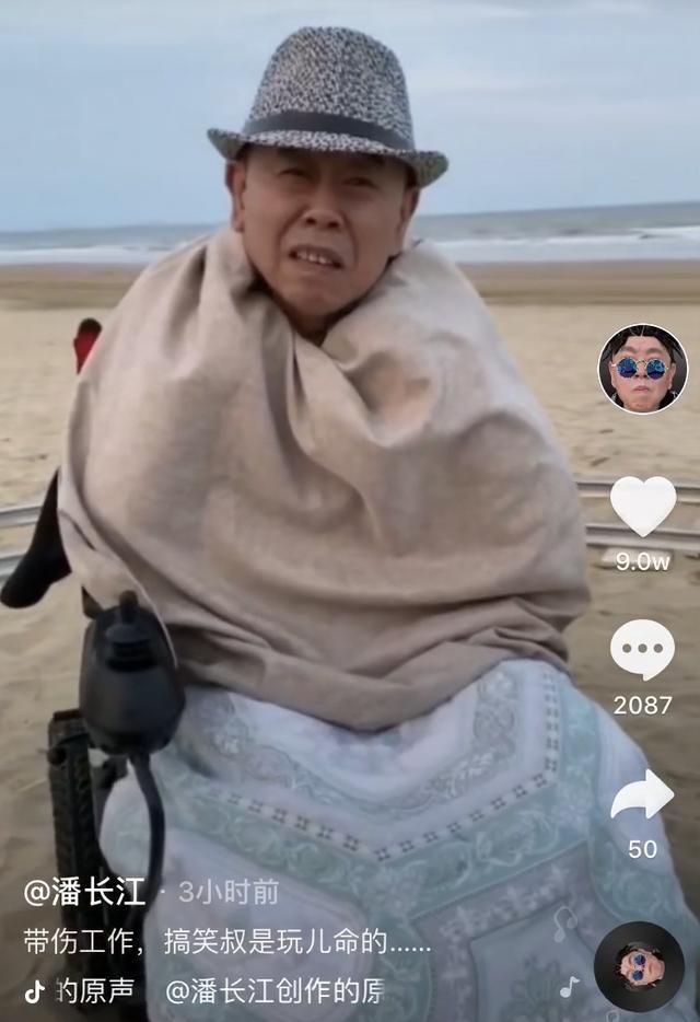 63岁潘长江坐轮椅带伤工作太敬业，大夏天拍戏却在身上围两条毯子