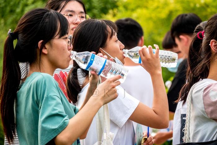 考生走出考场：隔着校园围墙铁栏杆，得到了家人和社会志愿者爱心