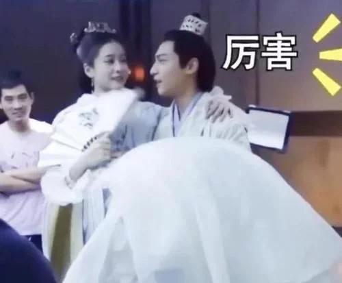 同样是公主抱，罗云熙抱张雪迎和抱杨紫完全不同，表情太扎心了