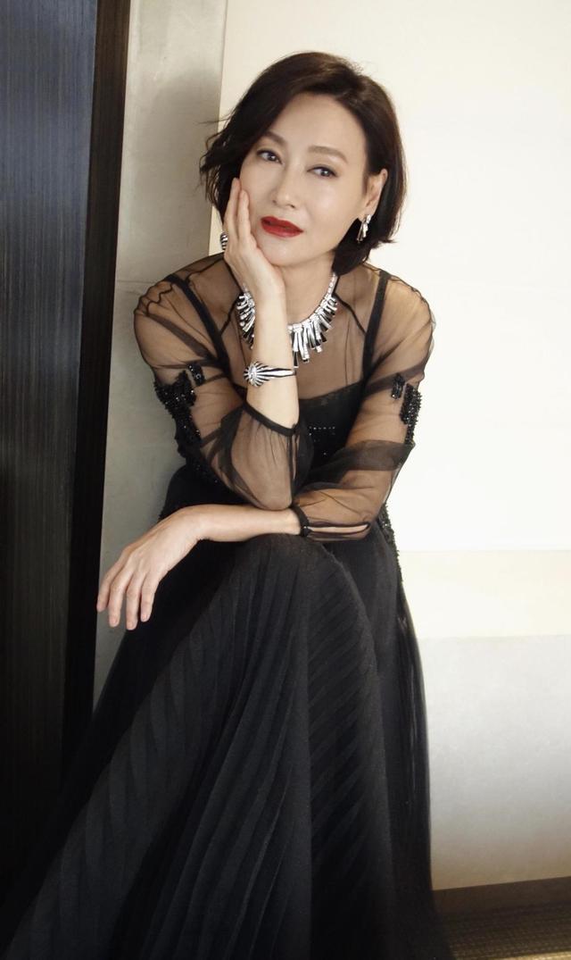 60岁惠英红确实惊艳，穿黑色薄纱连衣裙配波波头，大妈们都佩服