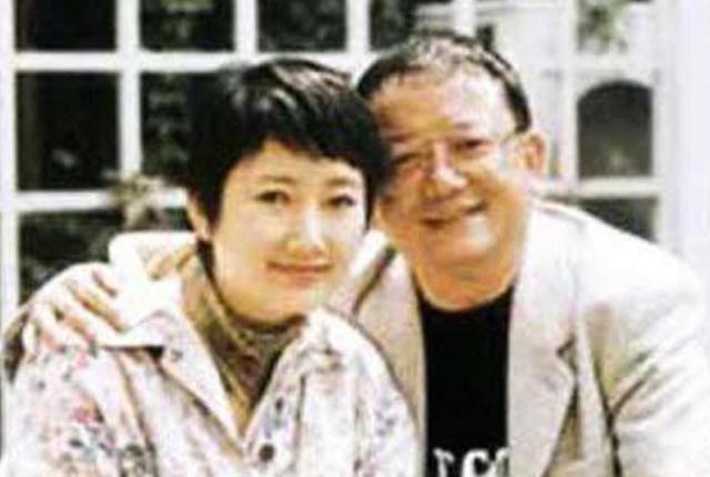 央视节目著名导师，和王刚结婚5年因未生子离婚，今60岁活成笑话