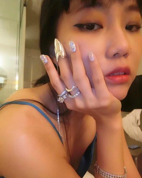 指甲戴的首饰成新趋势，跟上韩国女团美甲流行，不会街舞也靓酷炫