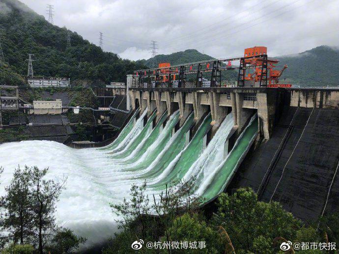 新安江水库九孔全开 风力和雨势堪比台风登陆