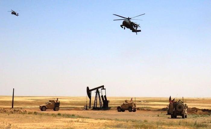 美国这次下狠手了，大批军车抵达叙油田，为利益美军真是拼了